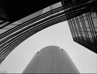 Tour de bureaux en contre-plongée encadrée par une verrière